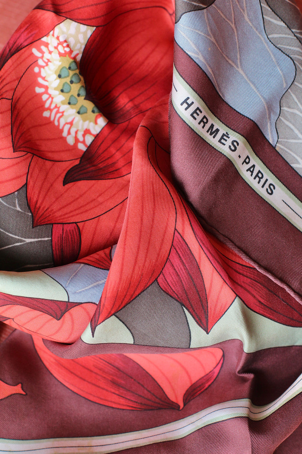 Thumbnail: Carré de soie Hermès "Fleurs de Lotus"