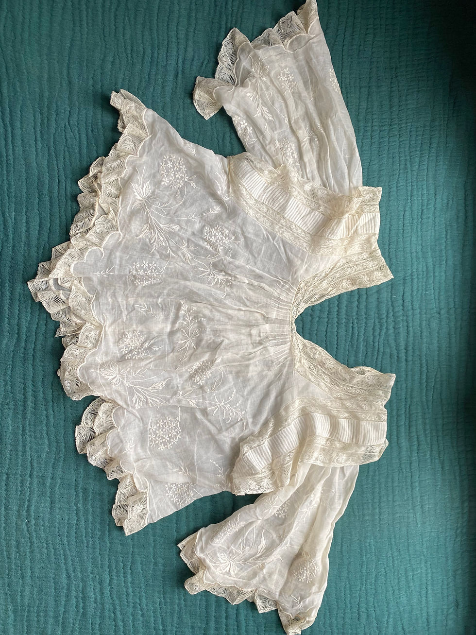Miniature : Délicate liseuse antique en linon de coton brodé & fine dentelle c.1900
