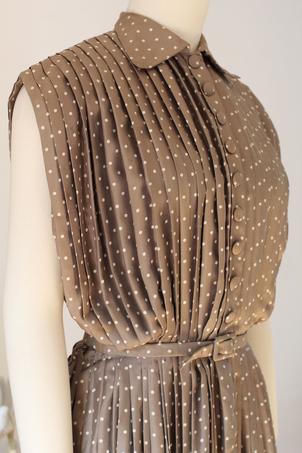 Miniature : Robe plissée en soie taupe à pois c.1950 - T.S/M