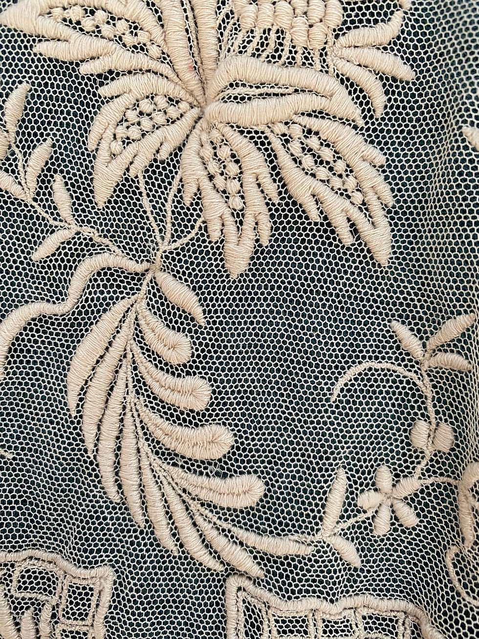 Thumbnail: Gilet antique brodé main c.1910