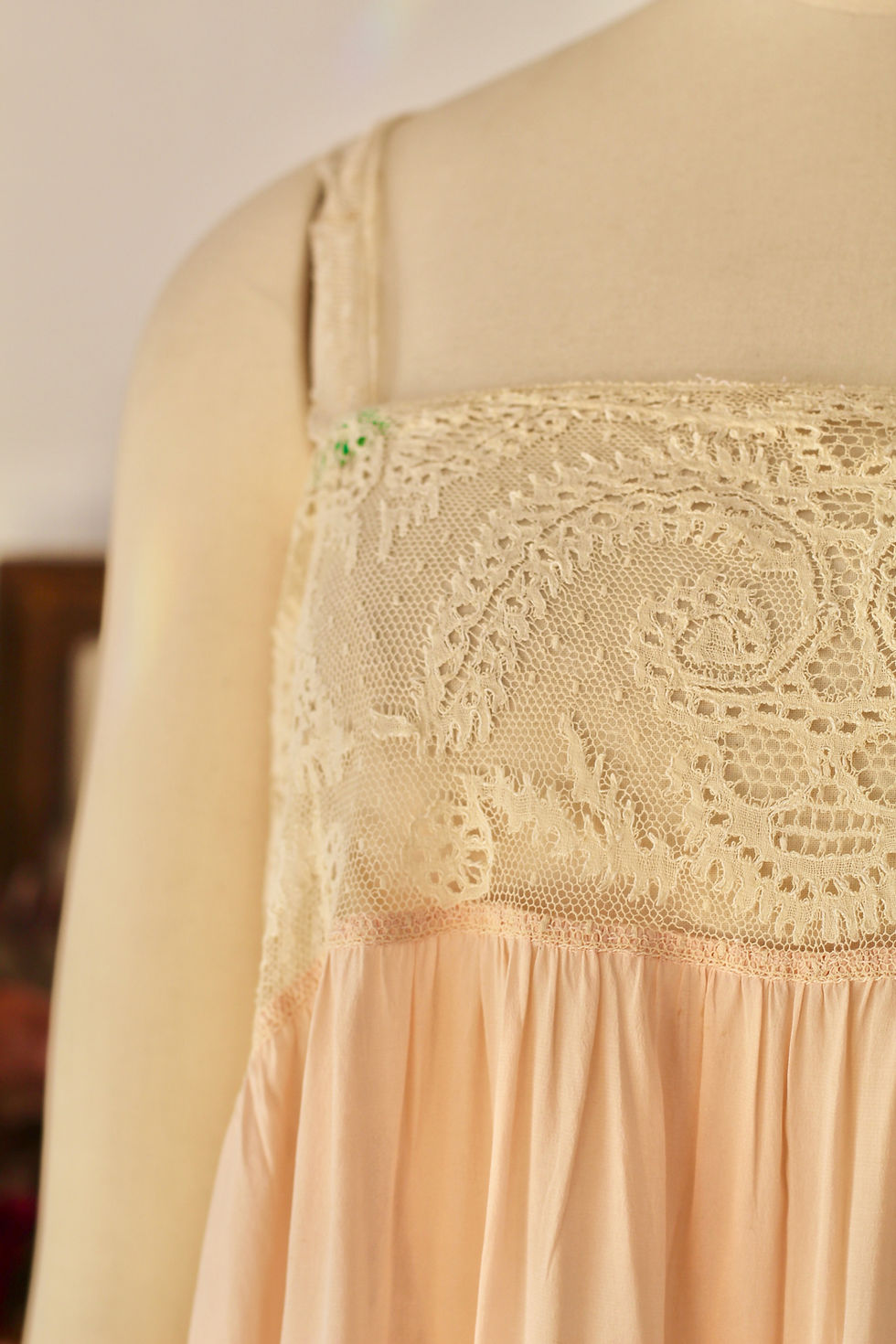 Thumbnail: Robe / Nuisette longue en soie & dentelle c.1930 - T.XL