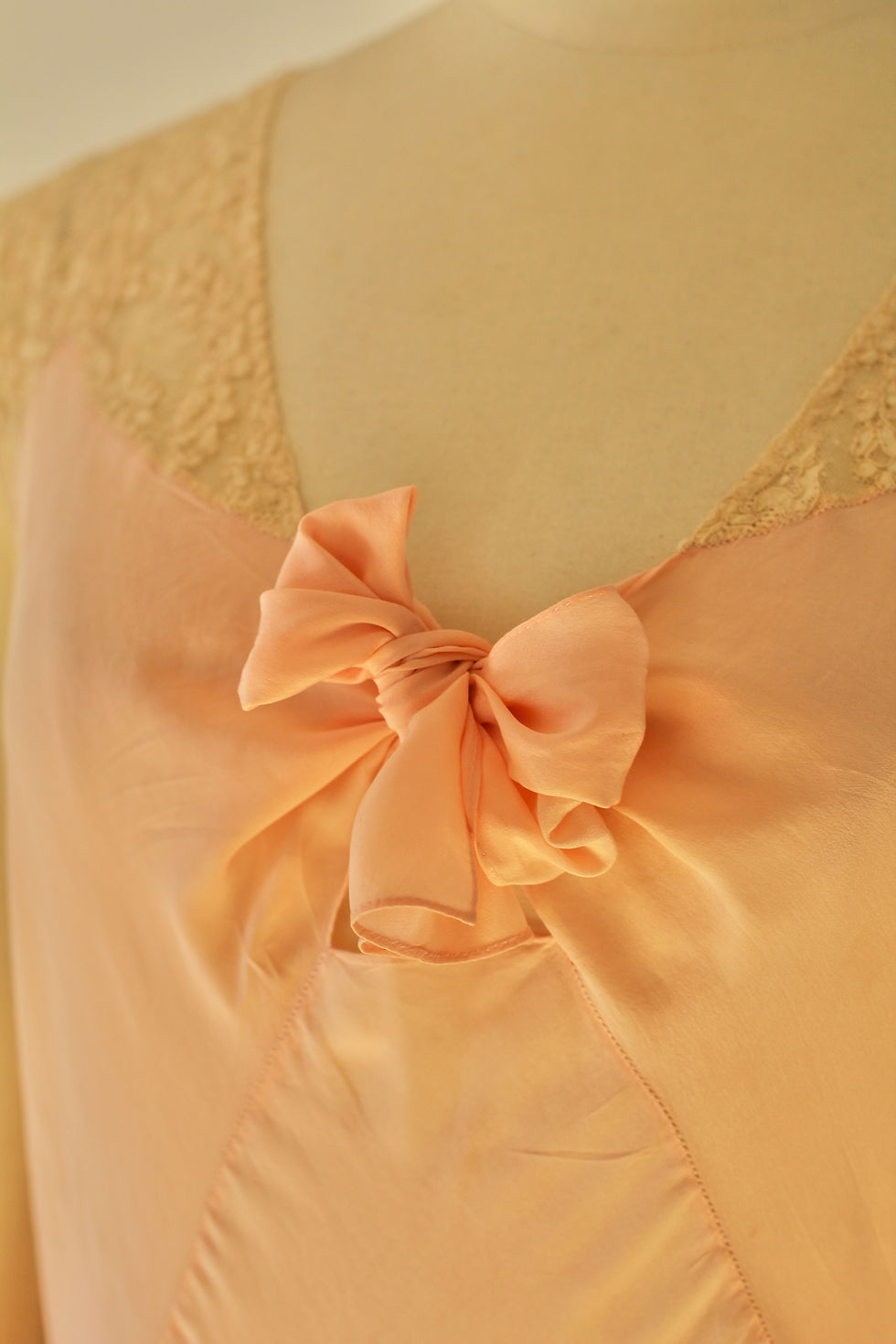 Thumbnail: Combinaison en soie rose c.1930