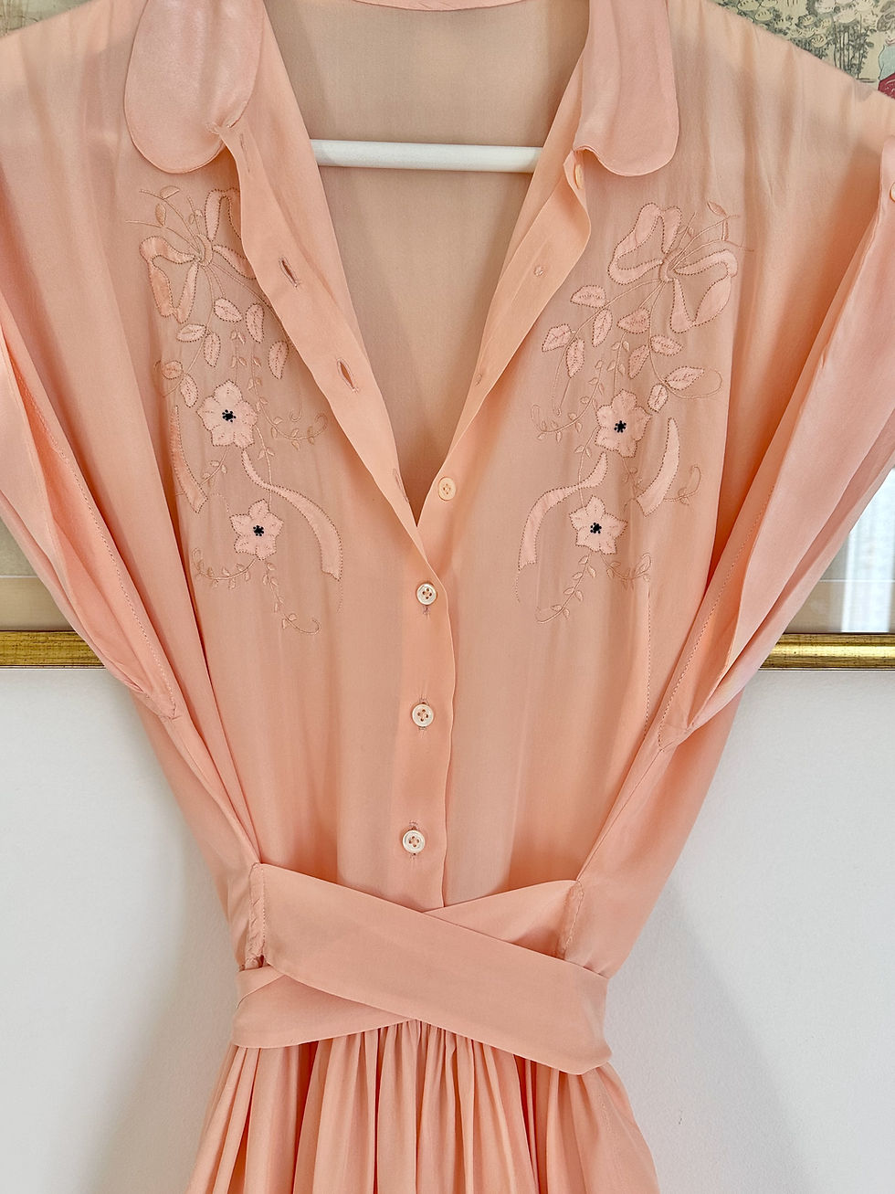 Miniature : Robe en soie, satin & broderies florales c. 1930