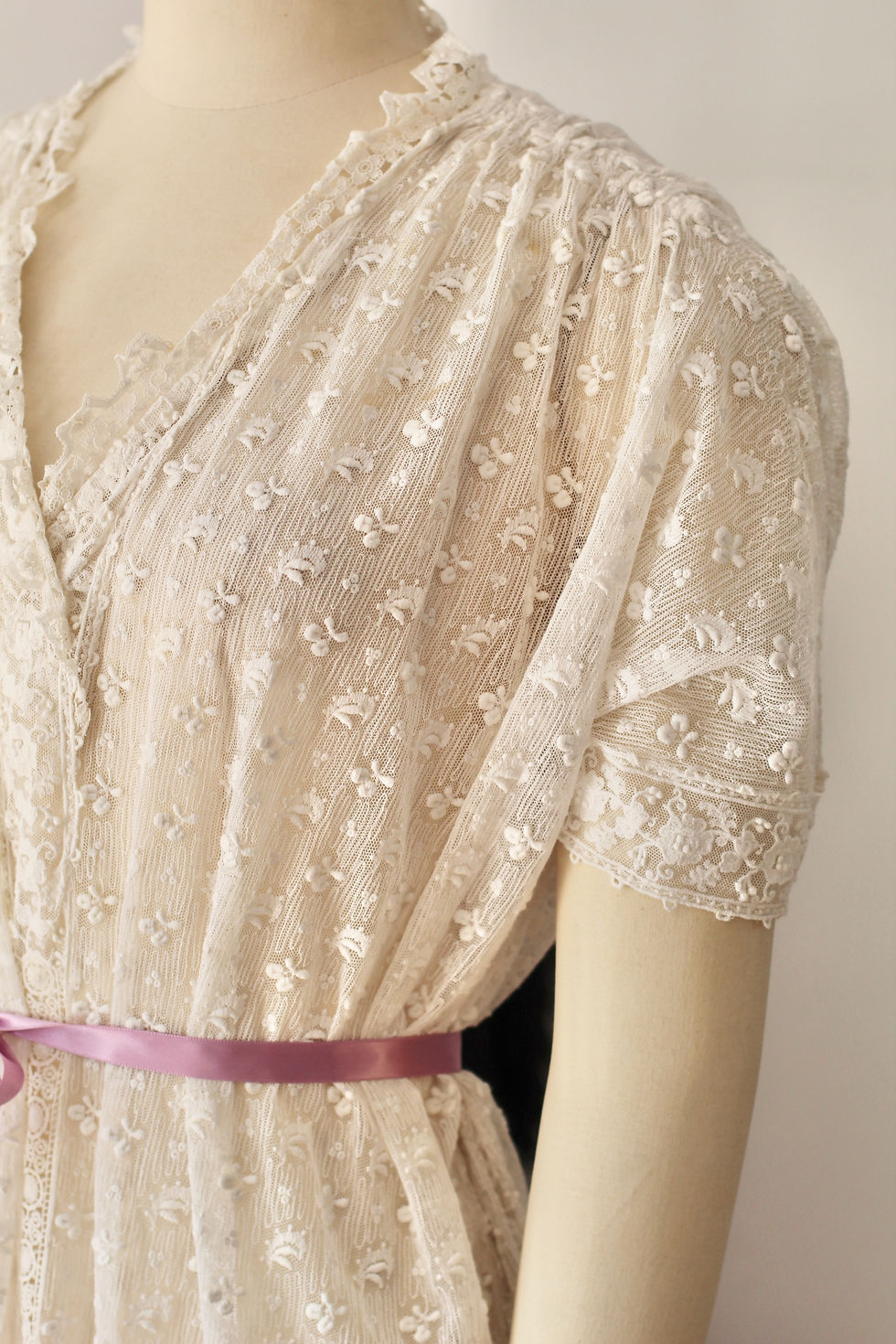 Thumbnail: Robe longue en dentelle c. 1930 - Robe de mariée