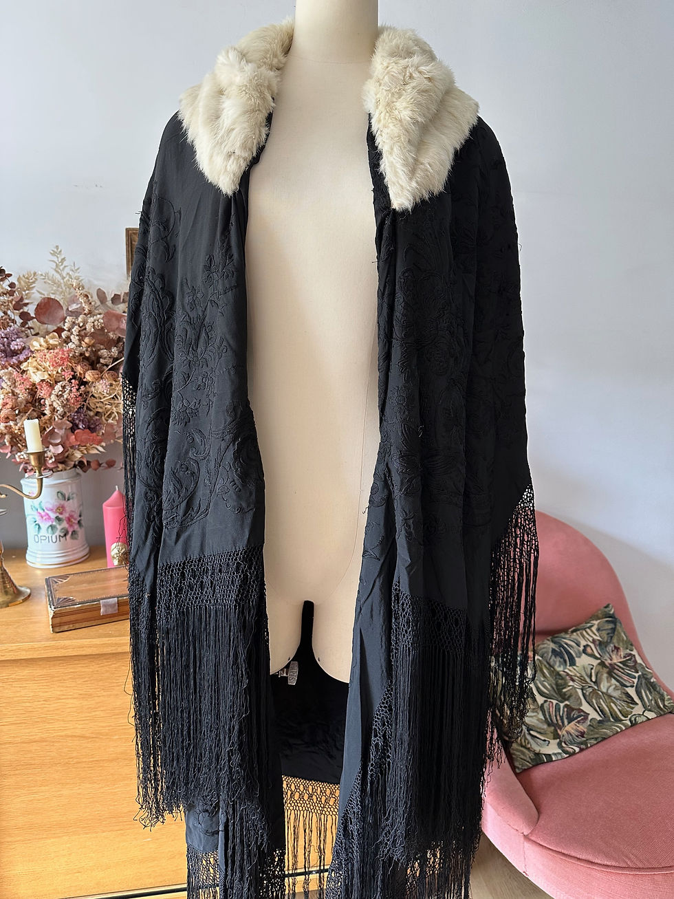 Miniature : RARE ! Cape en soie brodée c.1910 - Manton de Manilla - Piano shawl
