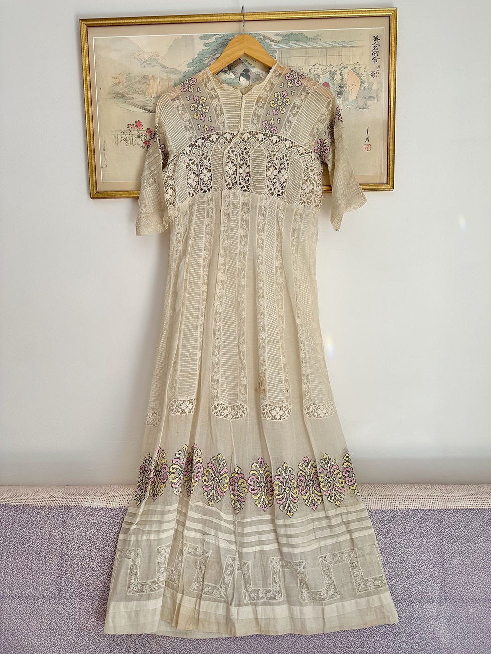 Thumbnail: RARE - Robe longue brodée c.1910