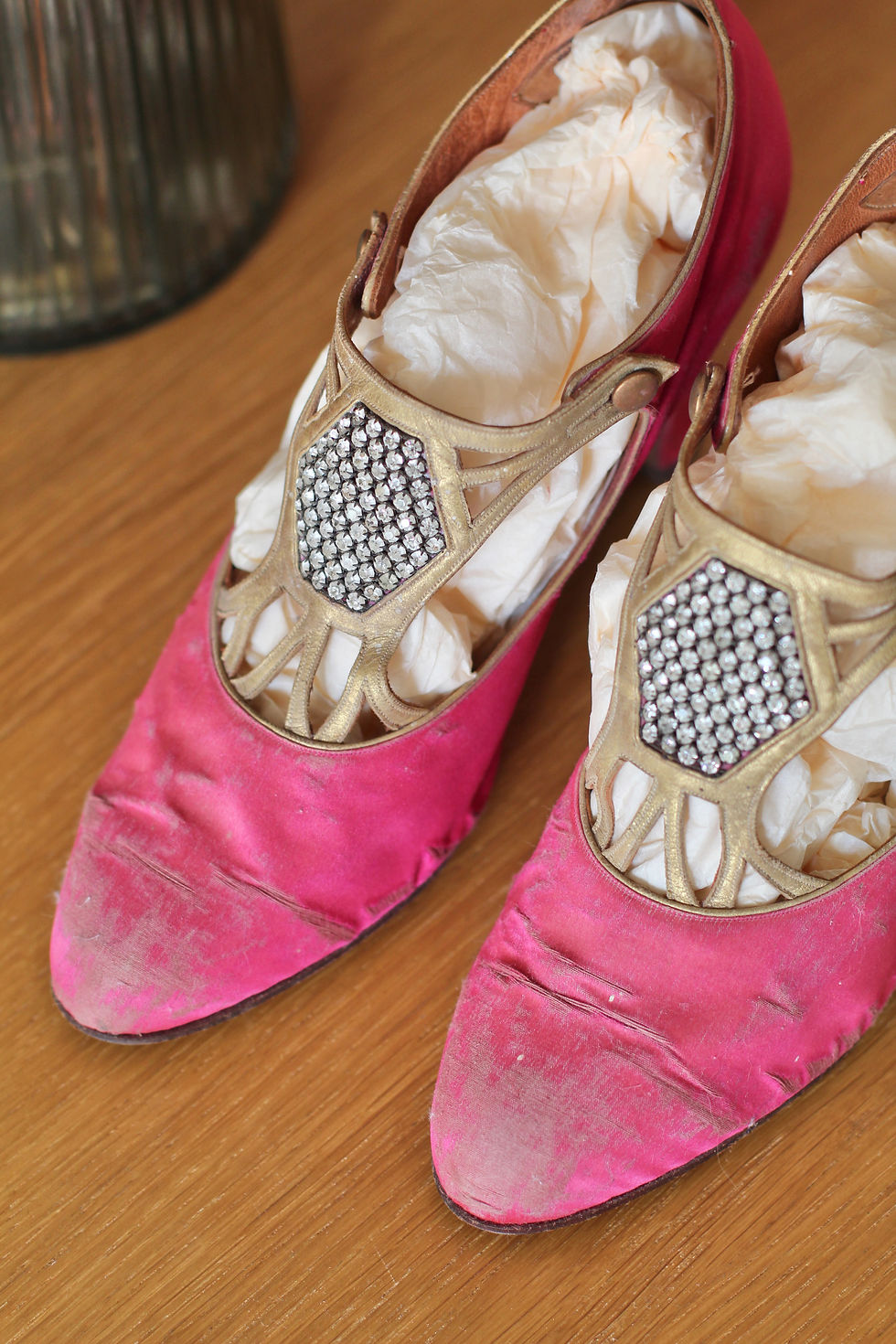 Miniature : Souliers des années 20 en soie rose