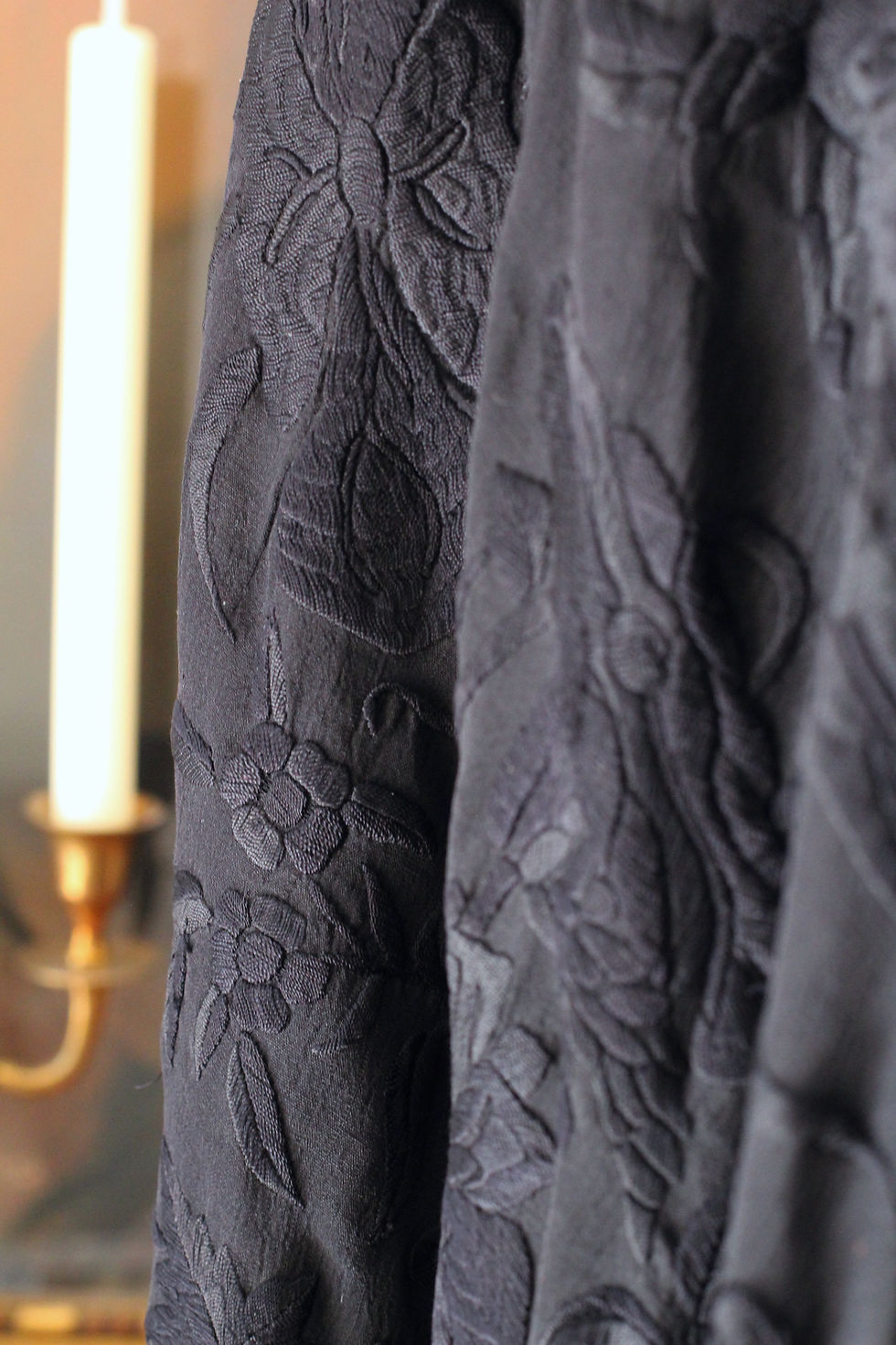 Thumbnail: Châle de piano des années 20 en soie noire