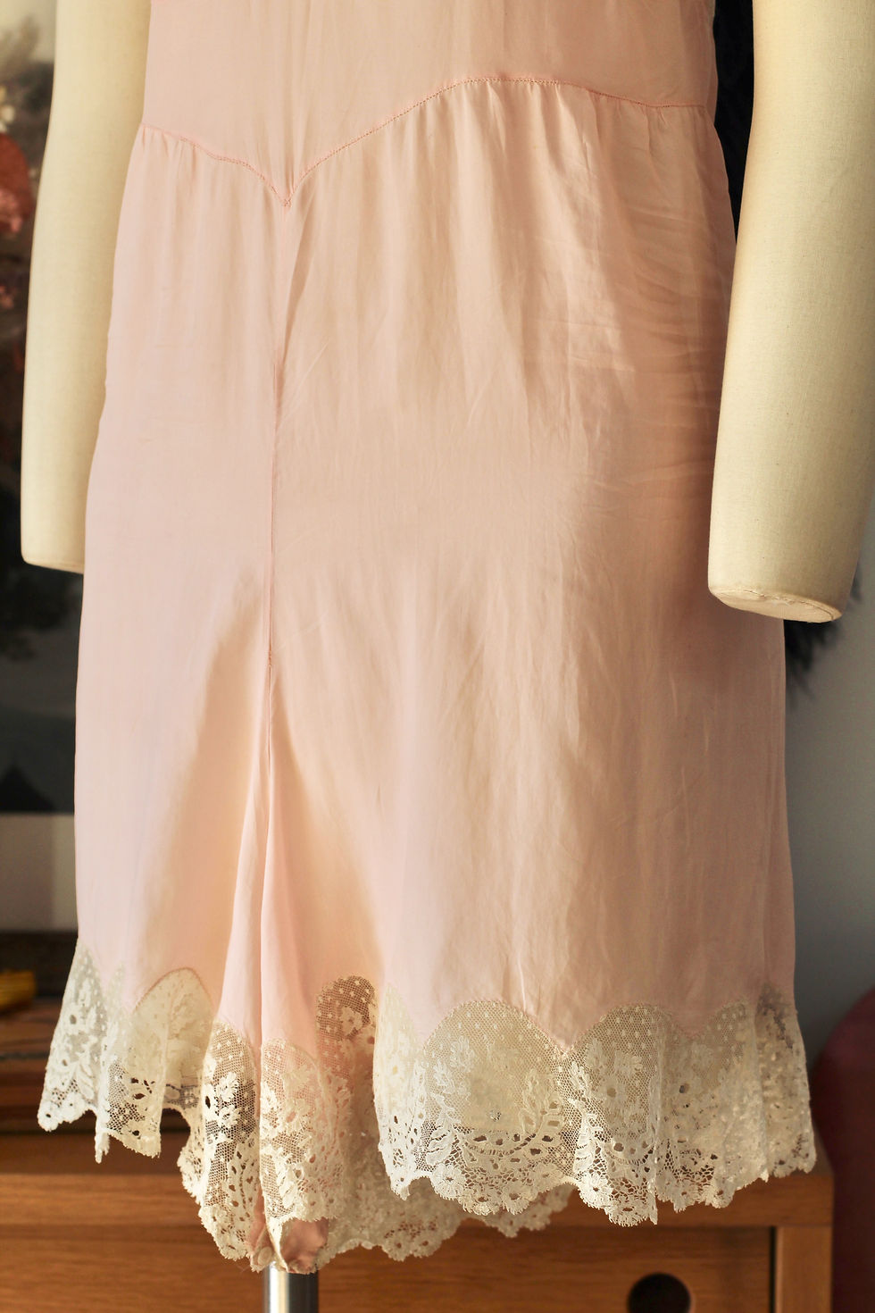 Thumbnail: Teddy antique en soie rose & dentelle c.1920 - XS