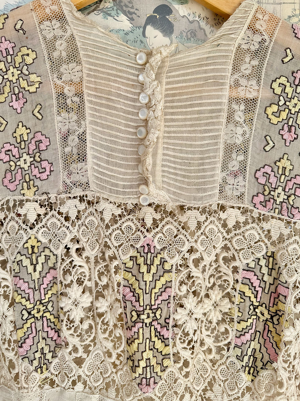 Thumbnail: RARE - Robe longue brodée c.1910