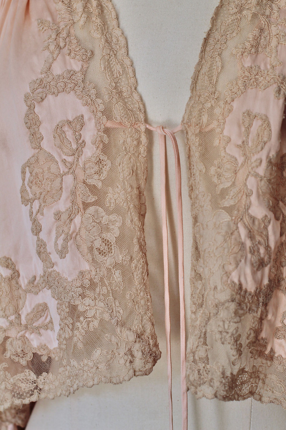 Thumbnail: Liseuse en soie & dentelle des années 30