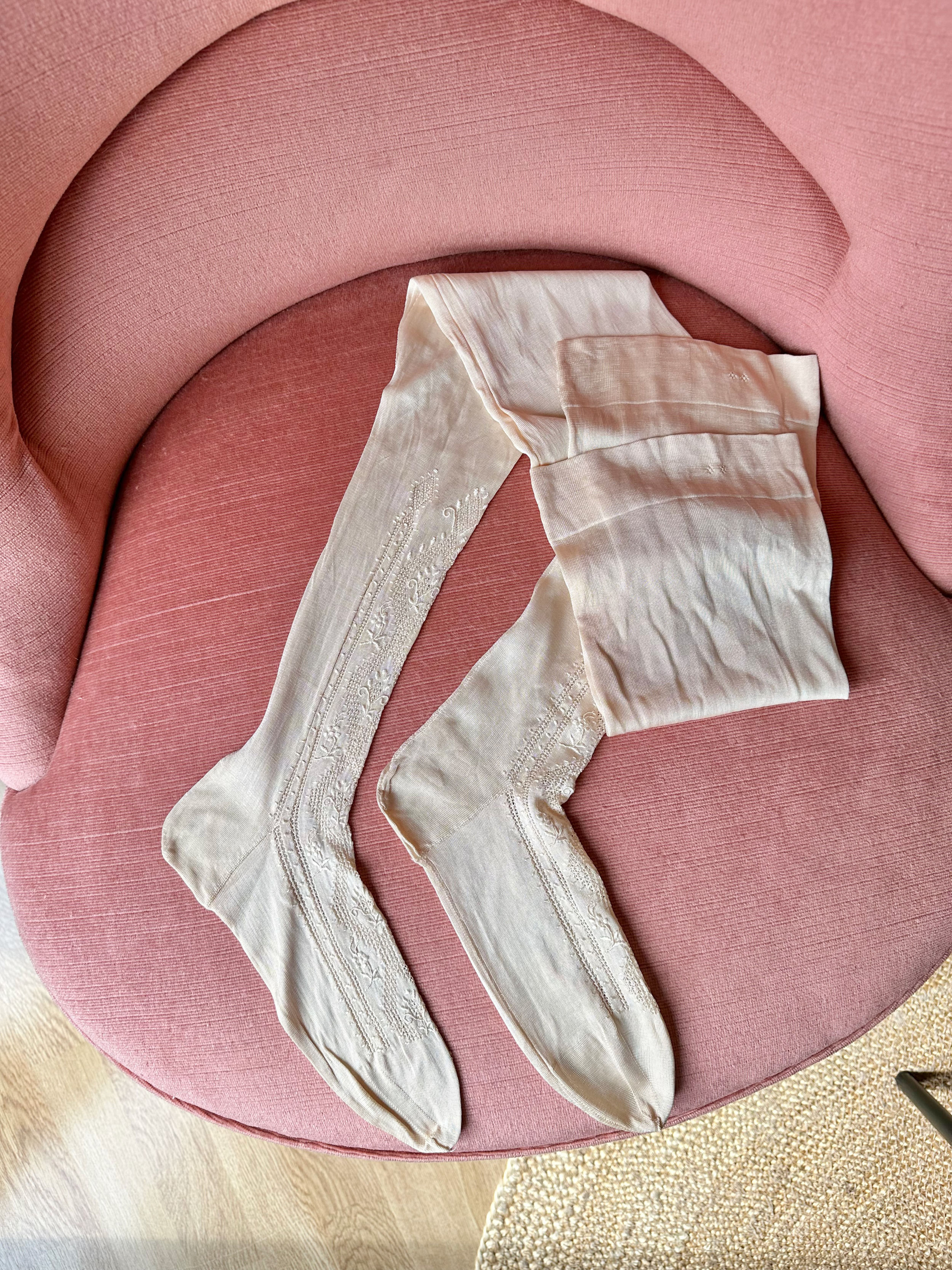 Bas de soie brodée c.1900