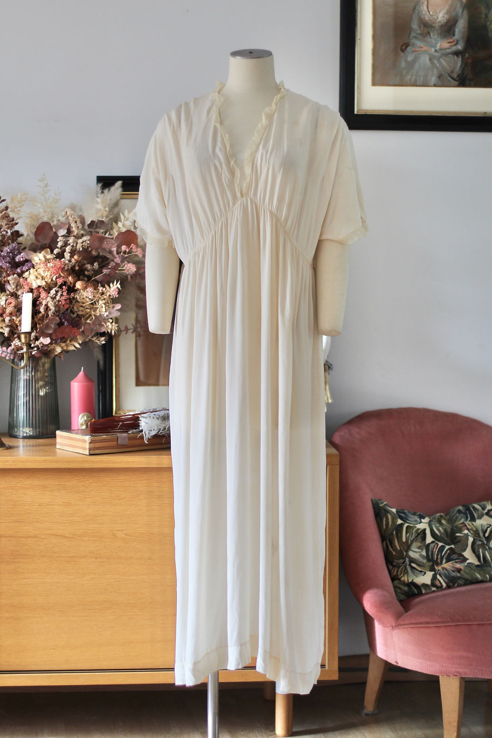 Thumbnail: Robe nuisette antique en soie ivoire c.1920