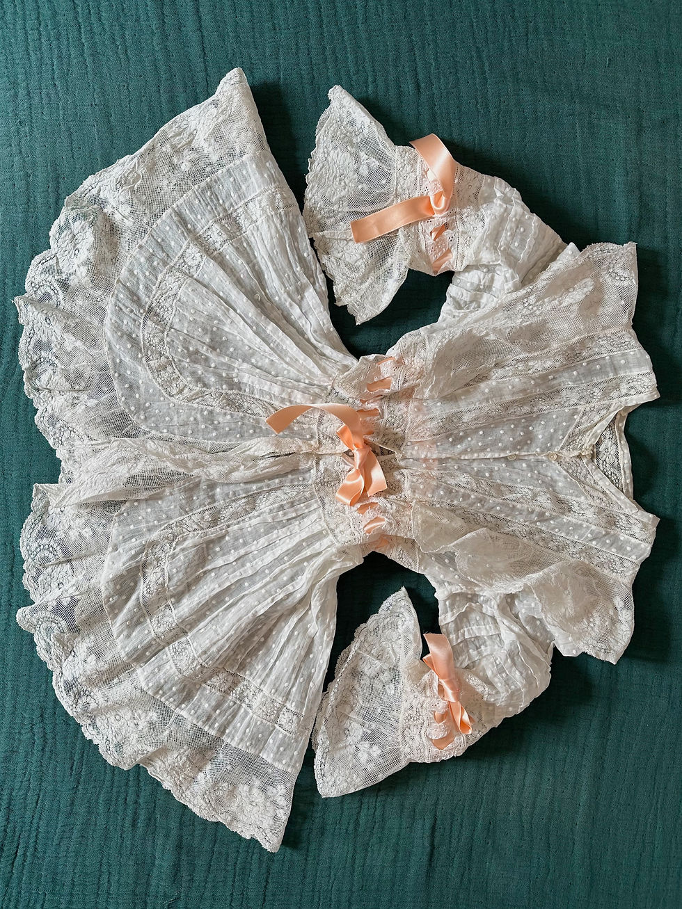 Thumbnail: Liseuse antique en coton plumetis & dentelle de Valenciennes c. 1900