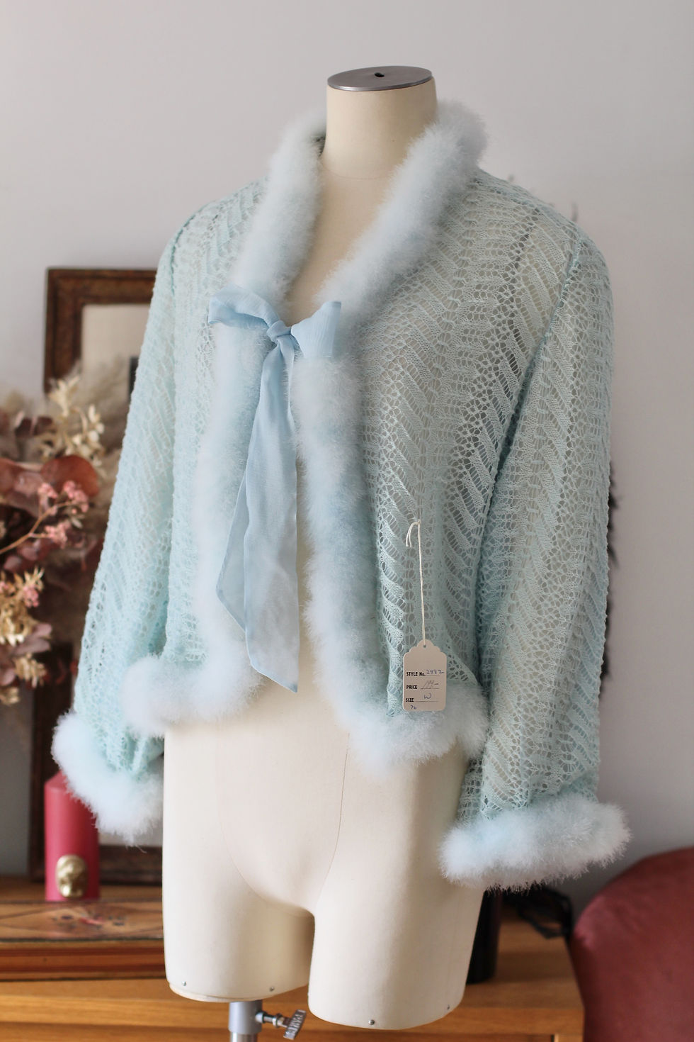 Thumbnail: Liseuse en laine, soie & plumes c.1960