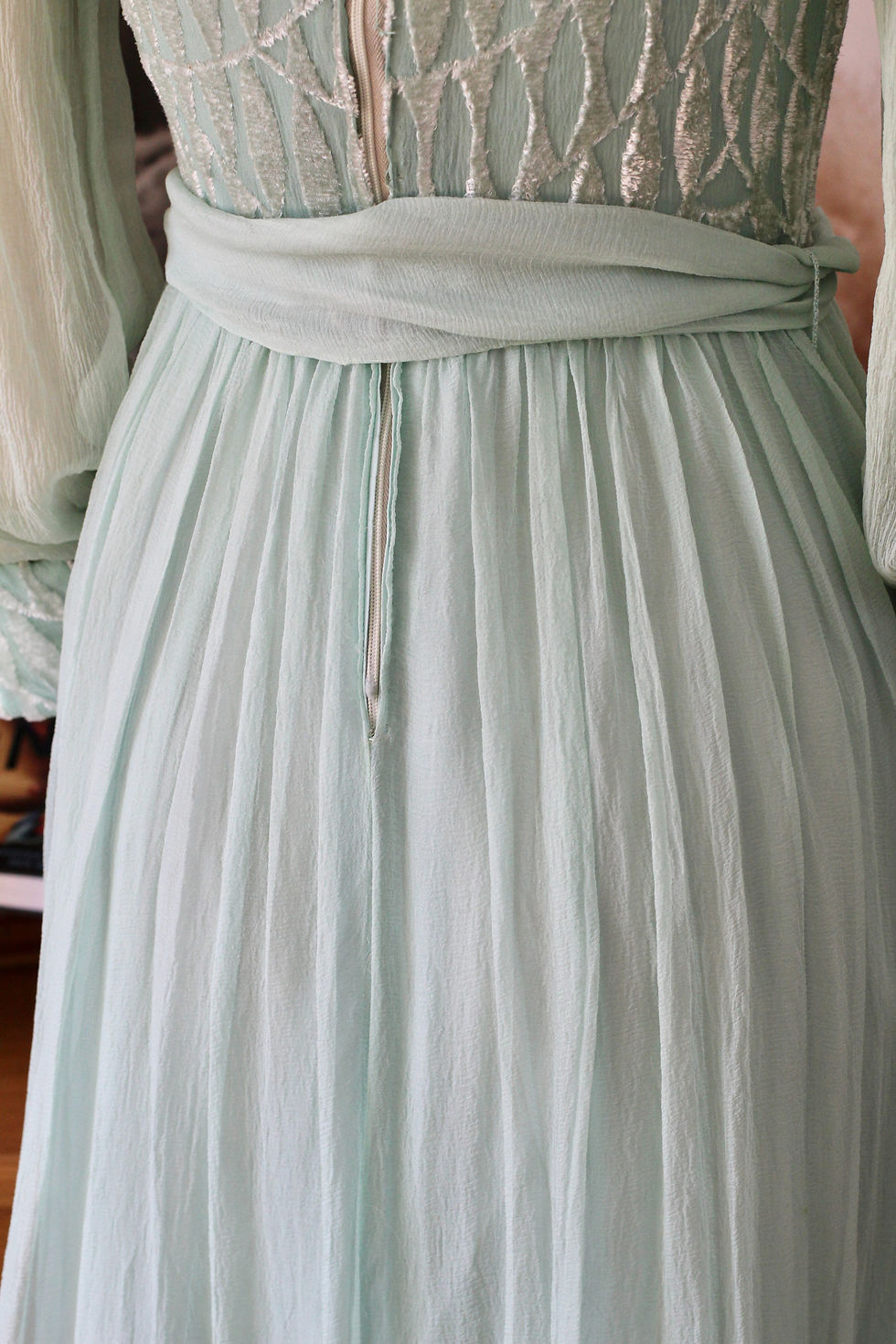 Thumbnail: Robe céladon en mousseline de soie des années 60