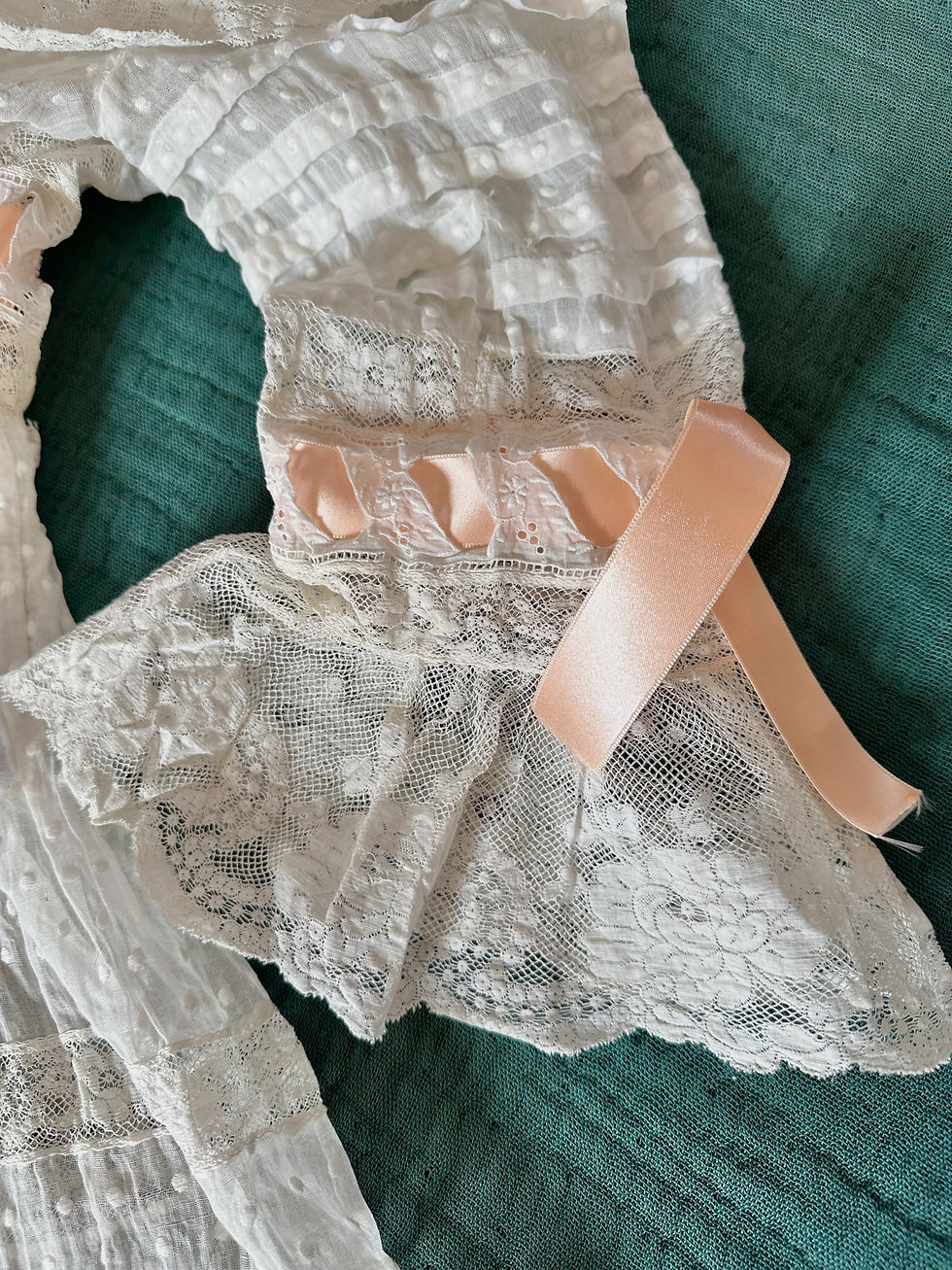 Miniature : Liseuse antique en coton plumetis & dentelle de Valenciennes c. 1900