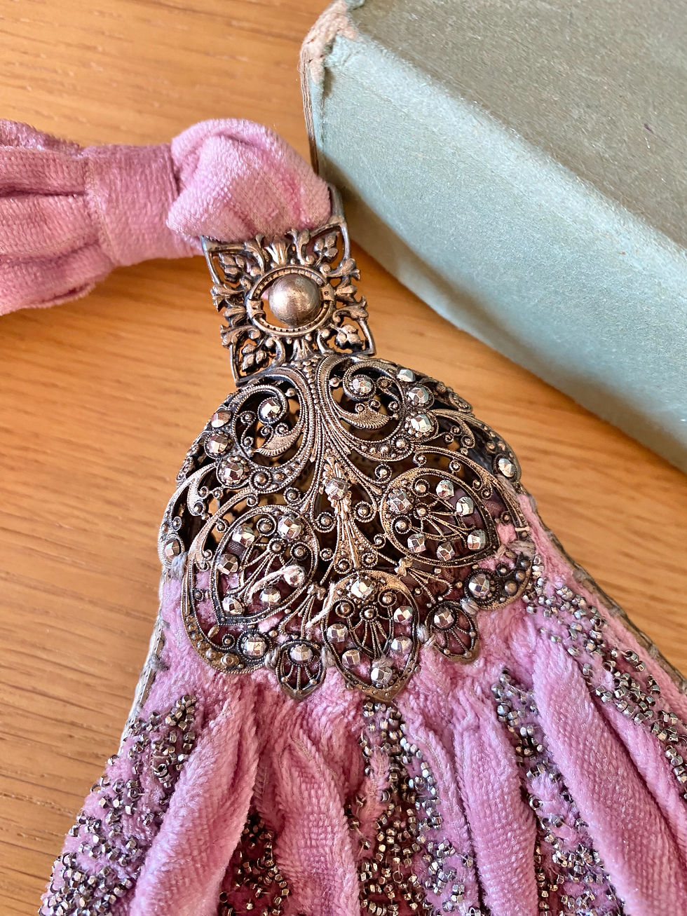 Thumbnail: Sac en velours perlé c.1920