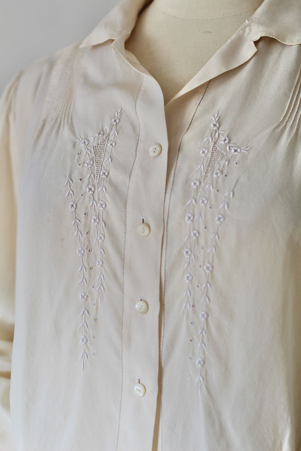 Thumbnail: Chemise en soie c.1940 - T.S