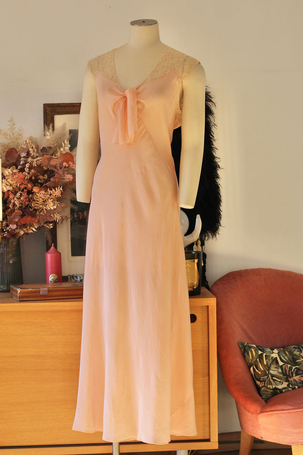 Thumbnail: Combinaison en soie rose c.1930