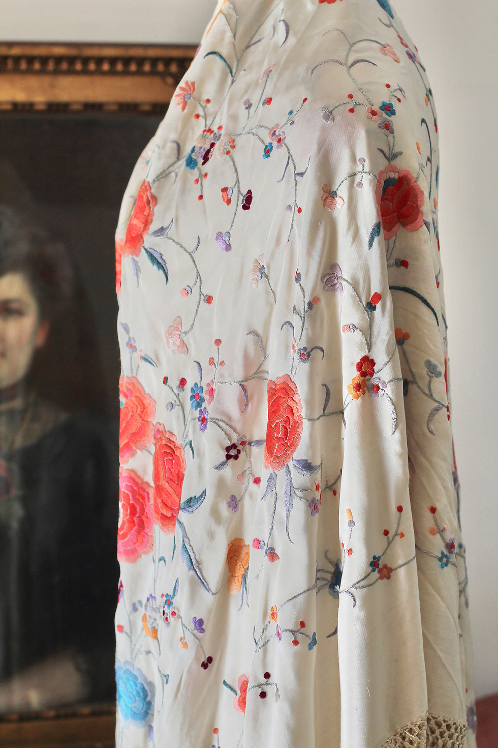 Thumbnail: Châle en soie broderies florales multicolores 1920