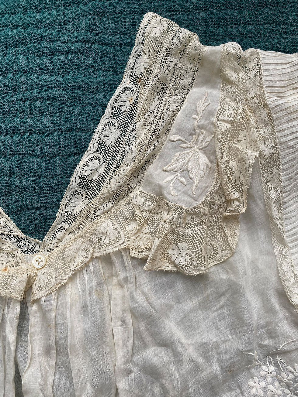 Miniature : Délicate liseuse antique en linon de coton brodé & fine dentelle c.1900
