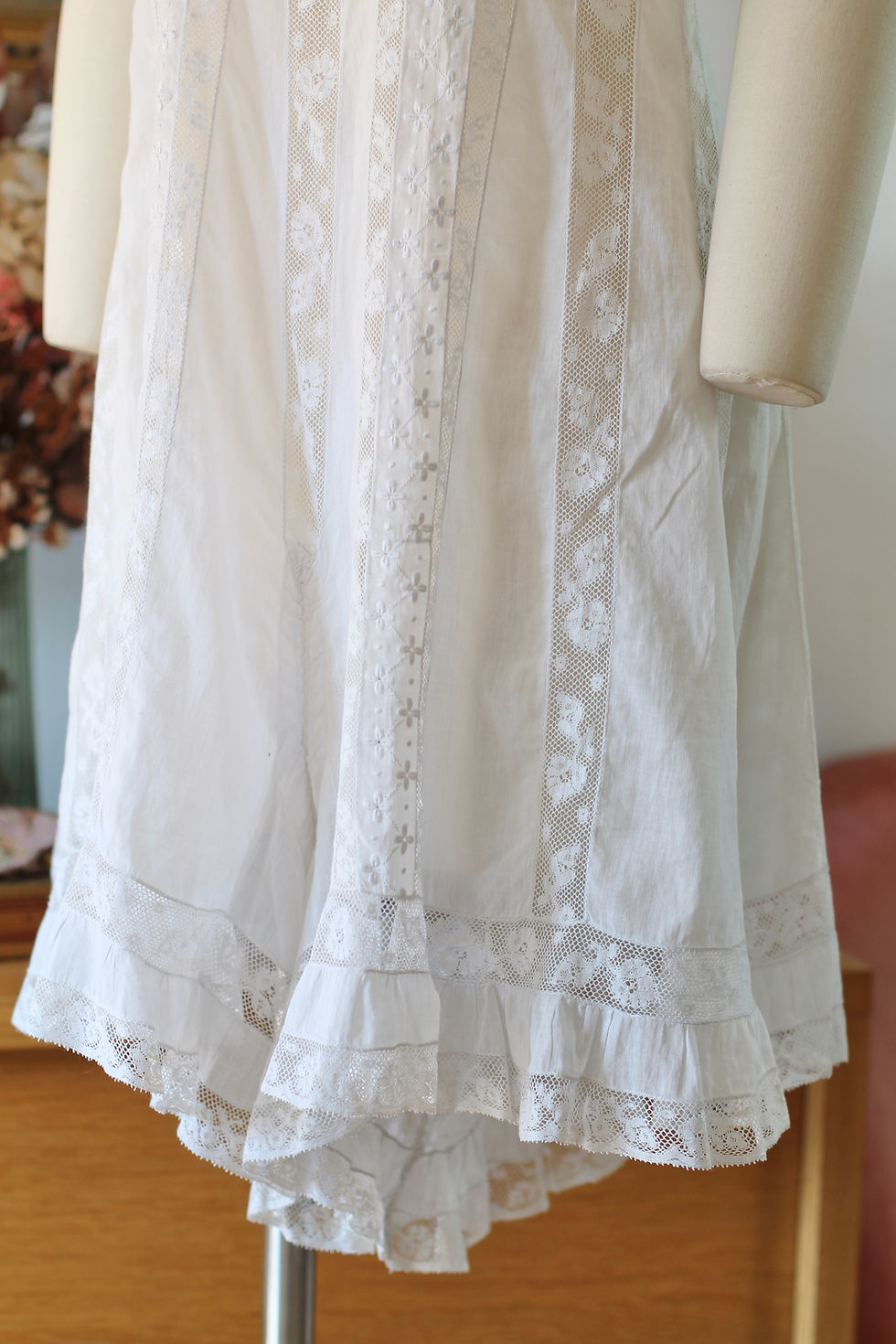 Thumbnail: Rare combinaison fermée en coton & dentelle de Valenciennes c.1900 - T.XS/M