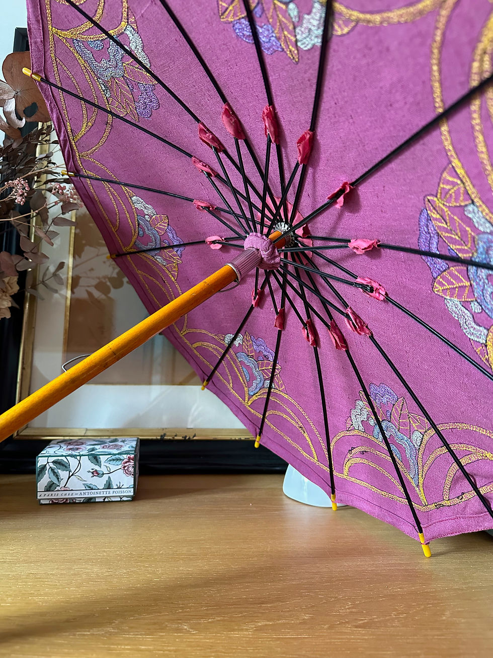 Thumbnail: Ombrelle brodée des années 30