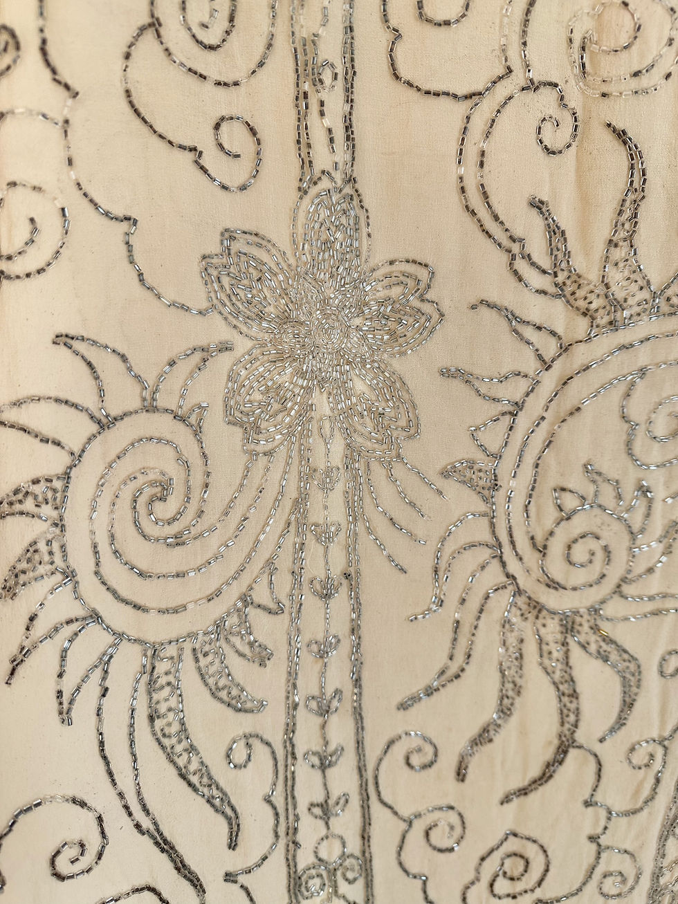 Thumbnail: Robe Tabard antique en soie perlée des années 1920
