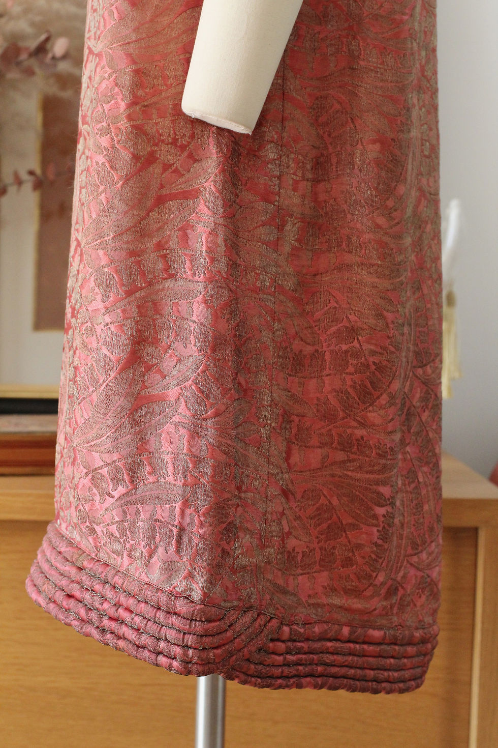 Thumbnail: Robe tunique en brocart de soie "Muguet" c.1925