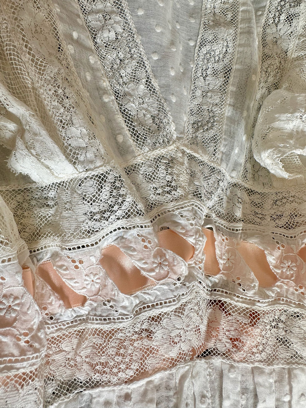 Miniature : Liseuse antique en coton plumetis & dentelle de Valenciennes c. 1900