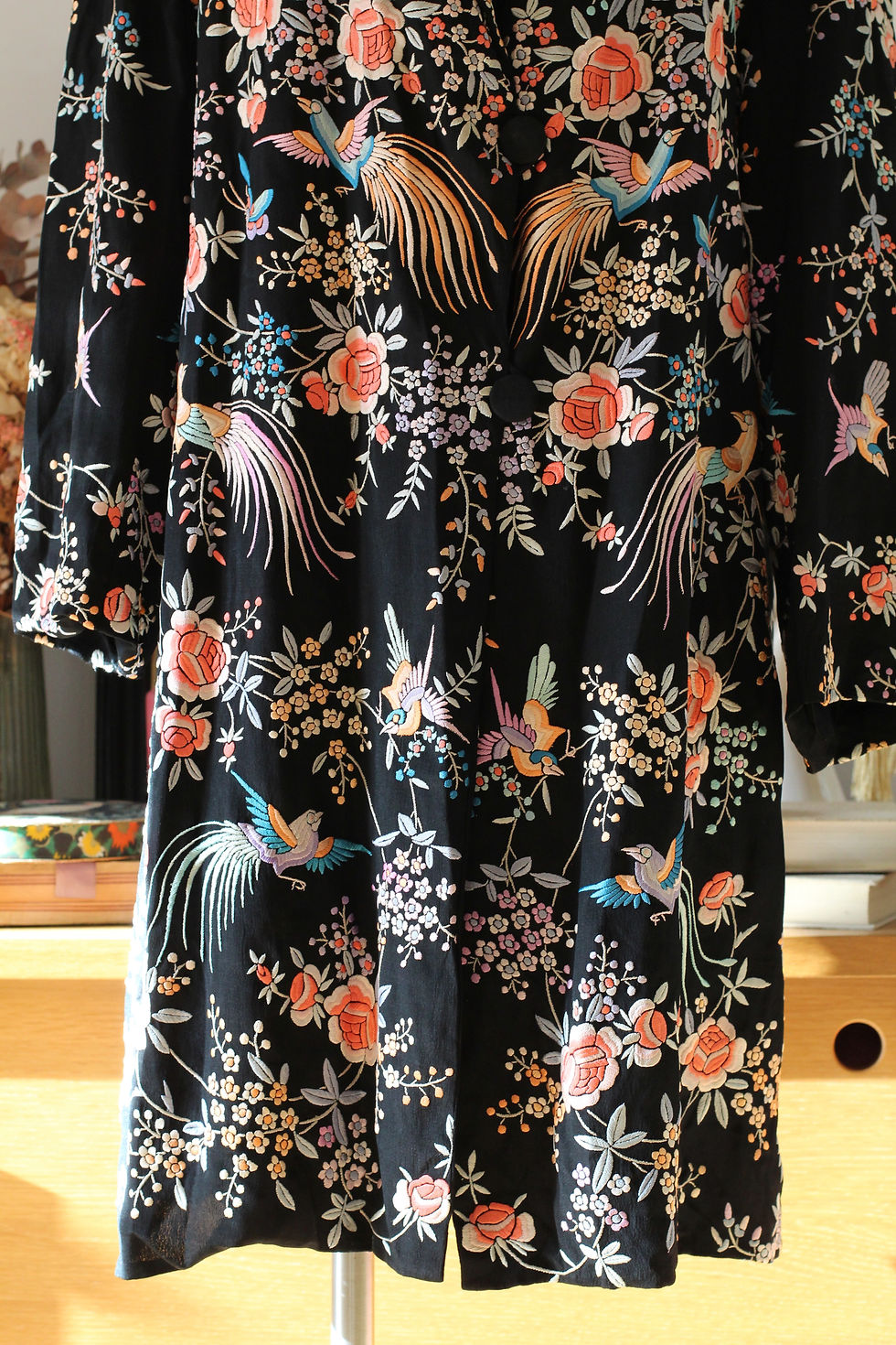Thumbnail: Manteau kimono antique c.1920 en soie brodée