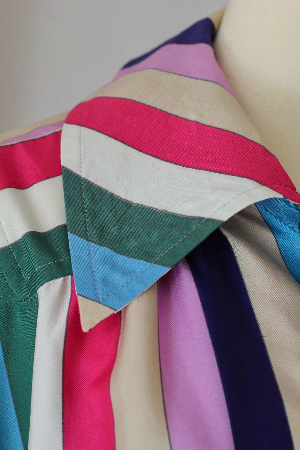 Thumbnail: Robe chemise en soie c.1970 - T.U