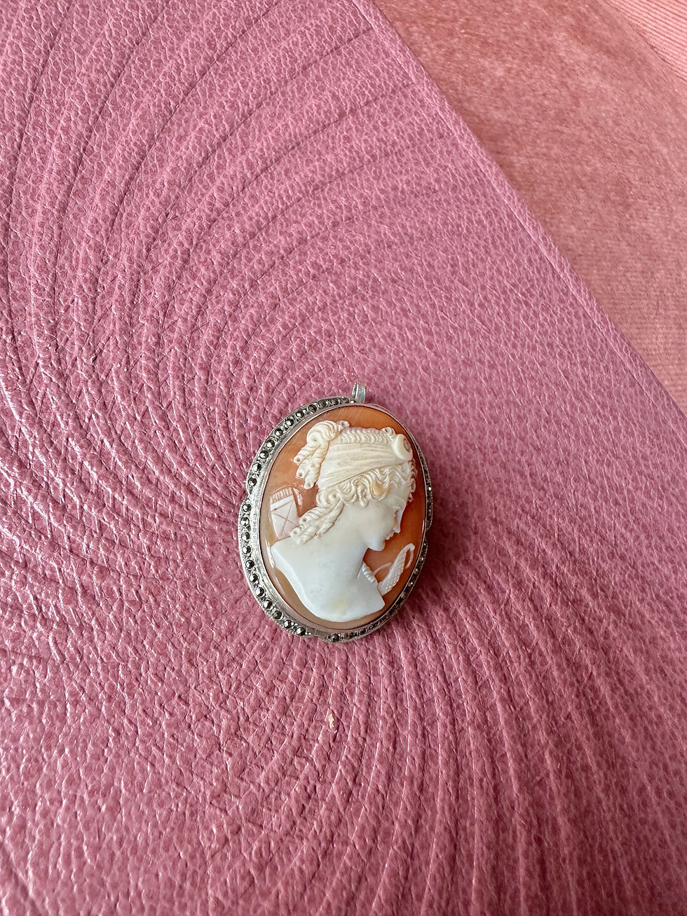 Thumbnail: Broche Camée "Diane" c.1920