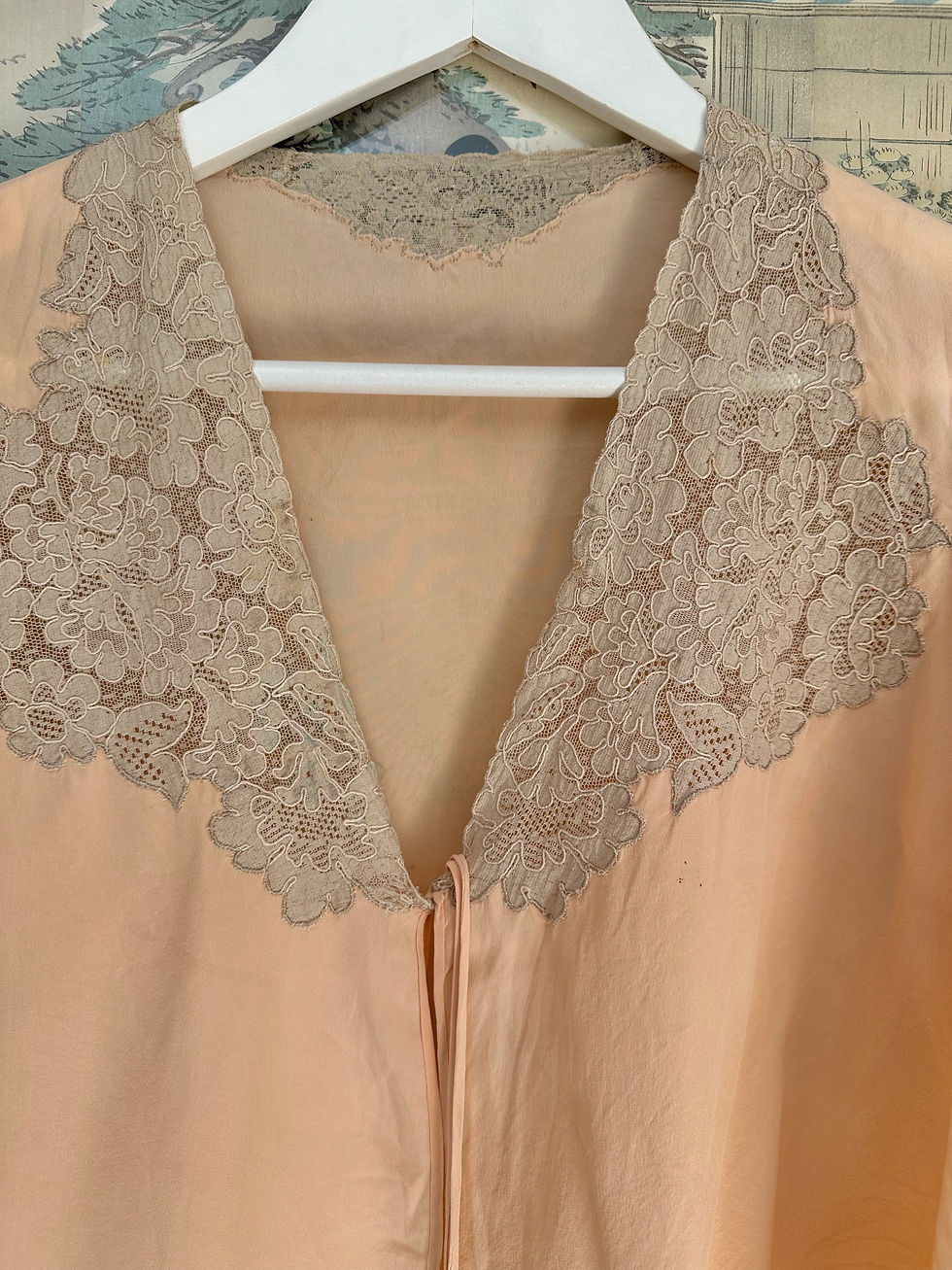 Thumbnail: Liseuse en soie c. 1920 - French vintage peach bed jacket