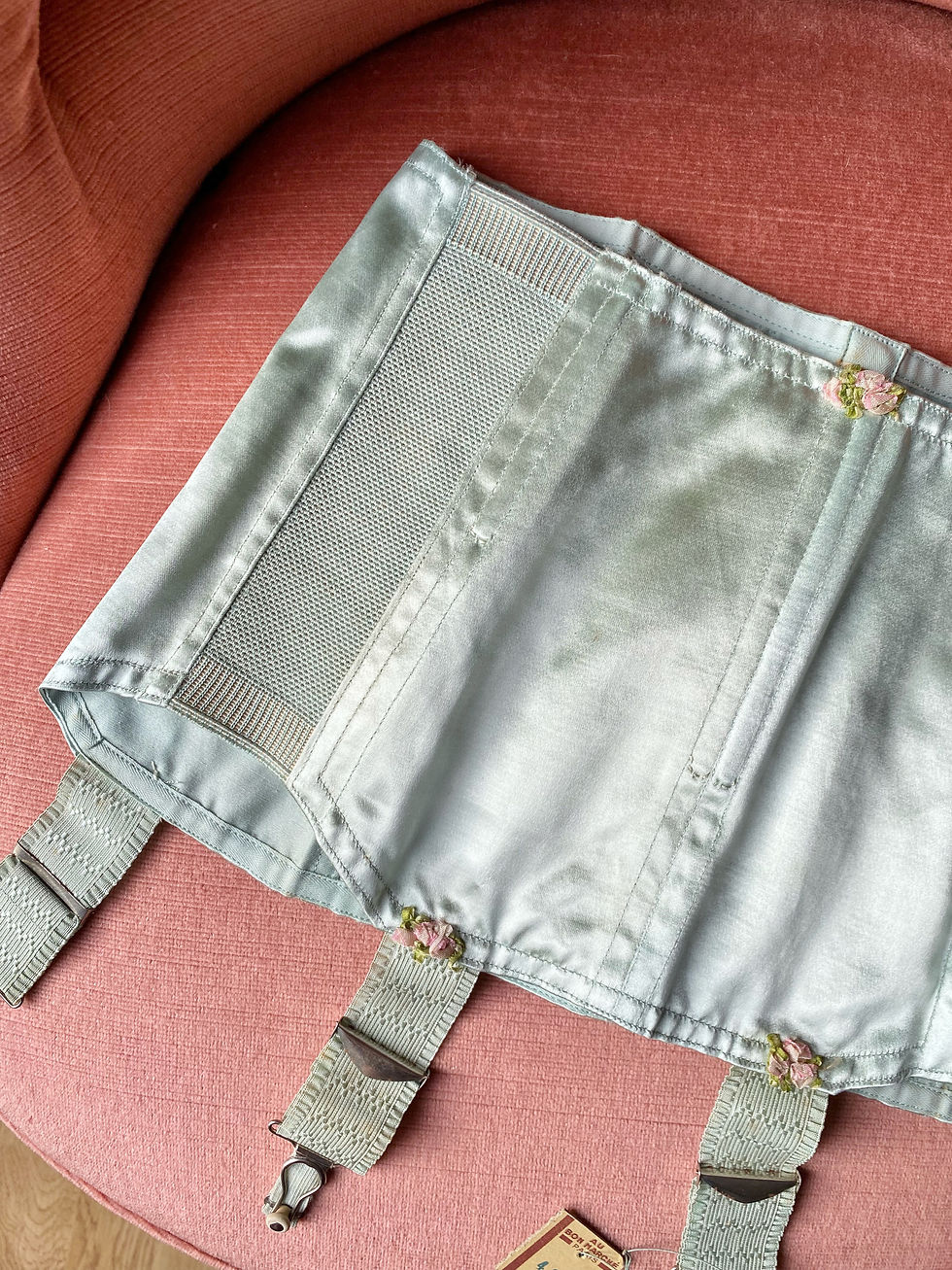 Thumbnail: Ensemble serre-taille et soutien-gorge des années 50