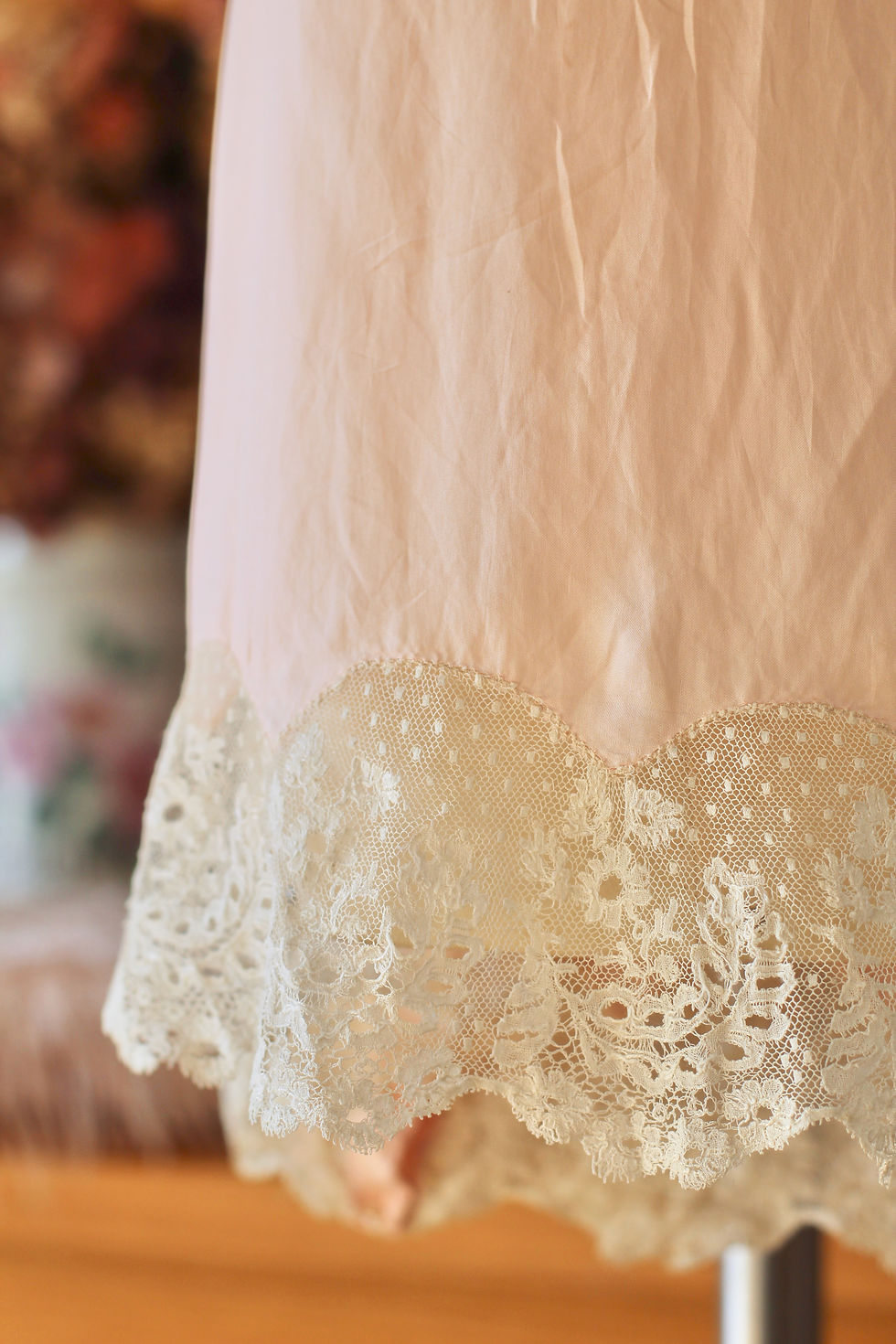 Thumbnail: Teddy antique en soie rose & dentelle c.1920 - XS