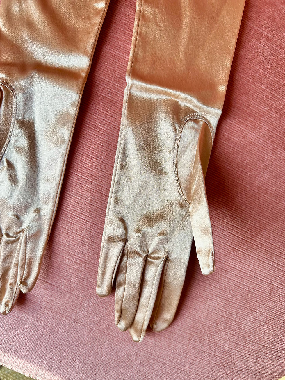Thumbnail: Gants Neyret en satin c.1960