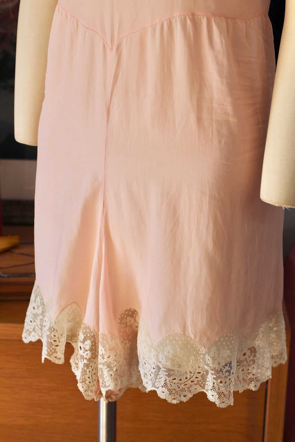 Thumbnail: Teddy antique en soie rose & dentelle c.1920 - XS