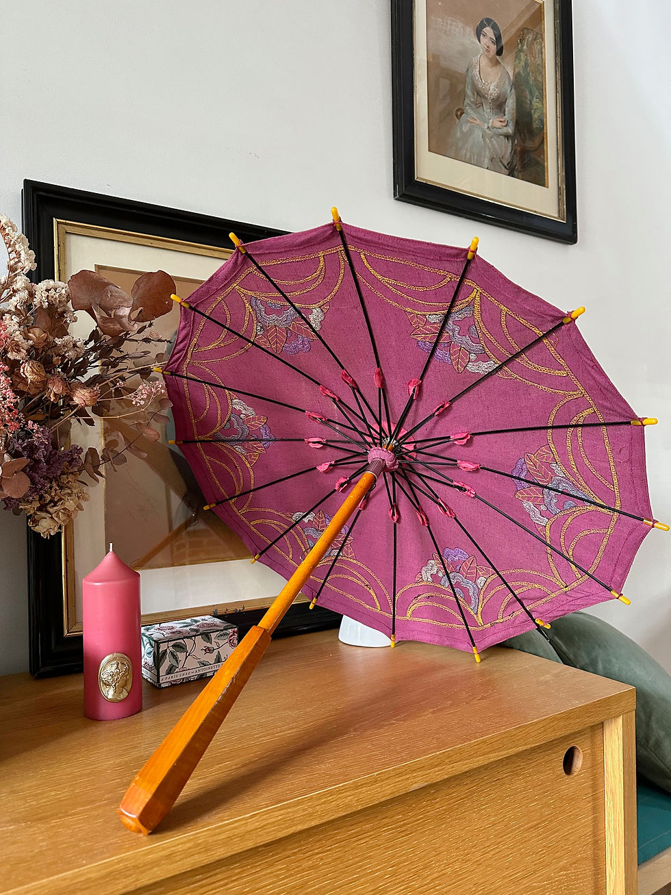 Thumbnail: Ombrelle brodée des années 30