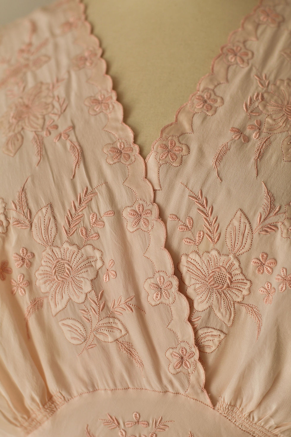 Thumbnail: Robe en soie brodée c.1930