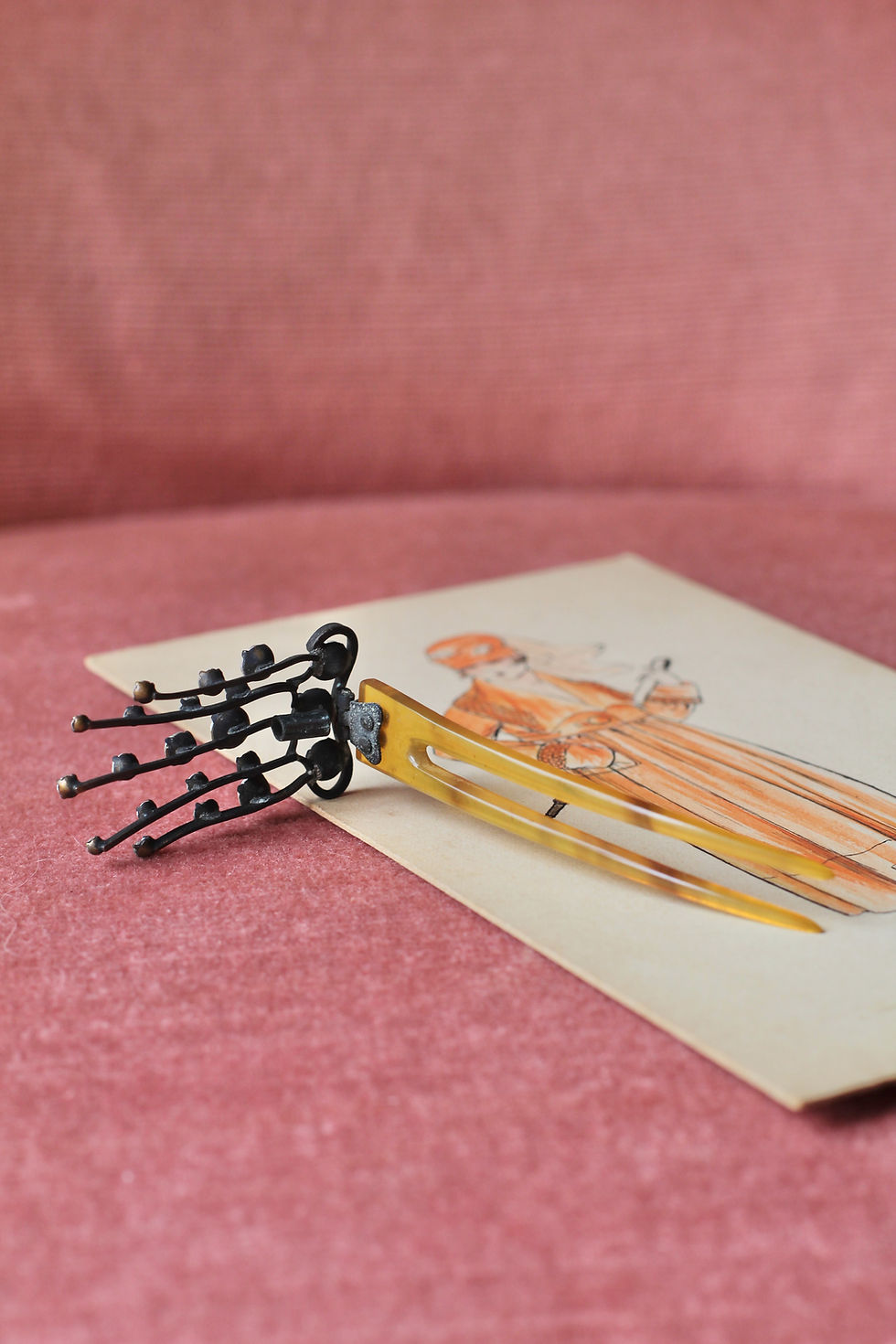 Thumbnail: Peigne à cheveux Edouardien c. 1900 en celluloïd avec strass antique vintage