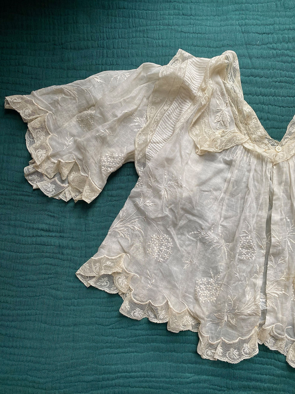 Miniature : Délicate liseuse antique en linon de coton brodé & fine dentelle c.1900