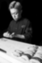 寿司を握る男性