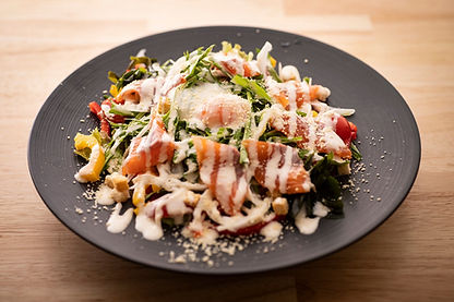 海鮮ダイニングいっときのサーモン温玉シーザーサラダ