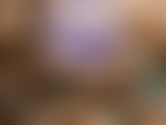 El yapımı takılar; halhal, bileklik, kolye veya çanta askısı gibi aksesuarların makine yerine insan eliyle, tek tek üretilmesiyle ortaya çıkar.