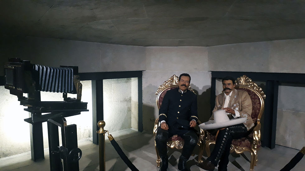 Bonecos de Emiliano Zapata e Pancho Villa