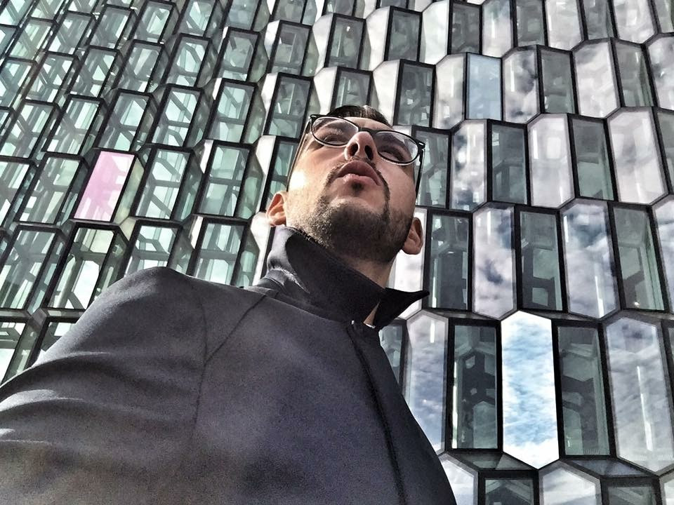Luke Bittencourt em frente a Harpa