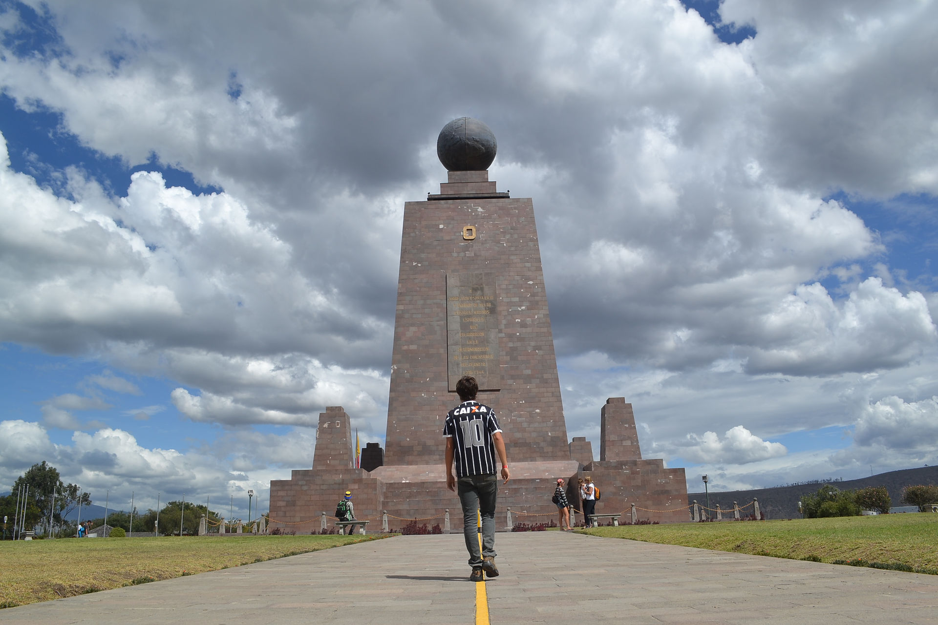 Homem caminhando sobre a linha do Equador