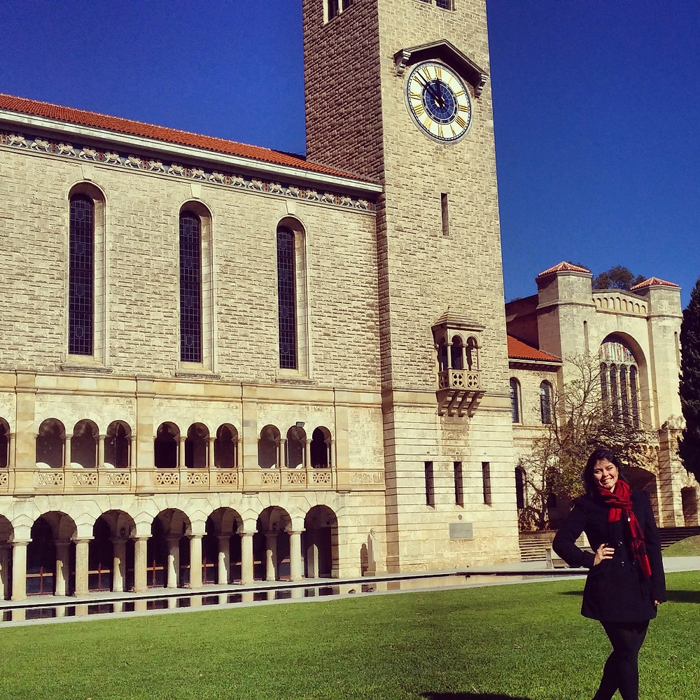Foto Tatiane na Universidade de Perth